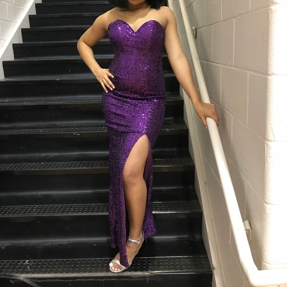 a beautiful classy dress with slit . - Picture 2 of 5